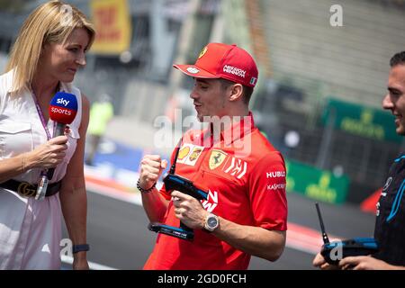 (L bis R): Rachel Brookes (GBR) Sky Sports F1 Reporter mit Charles Leclerc (MON) Ferrari und Nichola Latifi (CDN) Williams Racing Test and Development Driver. Großer Preis von Mexiko, Donnerstag, 24. Oktober 2019. Mexiko-Stadt, Mexiko. Stockfoto