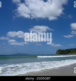 Surfen am Strand, Langs Beach, Waipu, Bream Bay, Far North District, Nordinsel, Neuseeland Stockfoto