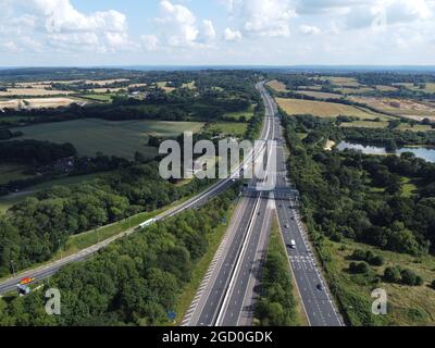Luftaufnahme der M23 Motorway in Surrey in Richtung Süden/Küstenstraße Stockfoto