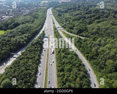 Luftaufnahme der Autobahn M25 an der Abfahrt 7 in Surrey im Uhrzeigersinn/Westen. Stockfoto