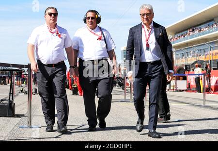 (L bis R): ZAK Brown (USA) McLaren Executive Director mit Sheikh Mohammed bin Essa Al Khalifa (BRN) CEO des Bahrain Economic Development Board und McLaren Aktionär und Michael Latifi (CDN) McLaren Aktionär. Großer Preis der Vereinigten Staaten, Sonntag, 3. November 2019. Circuit of the Americas, Austin, Texas, USA. Stockfoto