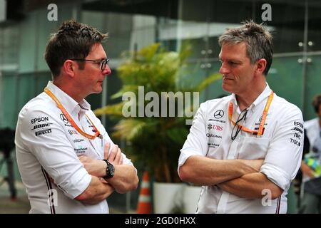 (L bis R): Andrew Shovlin (GBR) Mercedes AMG F1 Engineer mit James Allison (GBR) Mercedes AMG F1 Technical Director. Großer Preis von Brasilien, Donnerstag, 14. November 2019. Sao Paulo, Brasilien. Stockfoto