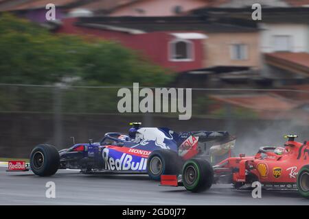 Pierre Gasly (FRA) Scuderia Toro Rosso STR14 führt Charles Leclerc (MON) Ferrari SF90 an. Großer Preis von Brasilien, Freitag, 15. November 2019. Sao Paulo, Brasilien. Stockfoto