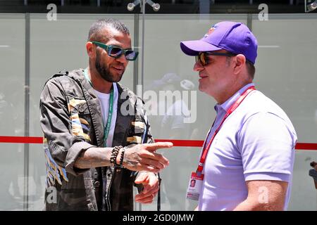 (L bis R): Daniel Alves (BH) Fußballspieler mit Rubens Barrichello (BH). Großer Preis von Brasilien, Sonntag, 17. November 2019. Sao Paulo, Brasilien. Stockfoto