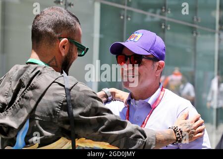 (L bis R): Daniel Alves (BH) Fußballspieler mit Rubens Barrichello (BH). Großer Preis von Brasilien, Sonntag, 17. November 2019. Sao Paulo, Brasilien. Stockfoto