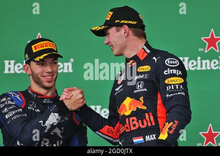 (L bis R): Der zweitplatzierte Pierre Gasly (FRA) Scuderia Toro Rosso feiert mit dem Rennsieger Max Verstappen (NLD) Red Bull Racing. Großer Preis von Brasilien, Sonntag, 17. November 2019. Sao Paulo, Brasilien. Stockfoto