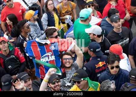 Fans auf dem Podium. Großer Preis von Brasilien, Sonntag, 17. November 2019. Sao Paulo, Brasilien. Stockfoto