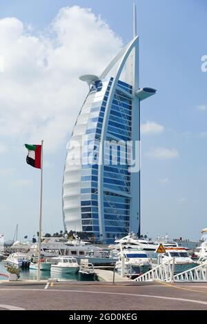 Burj Al Arab (Bedeutung: Turm der Araber), von der Marina aus gesehen, in Dubai, VAE Stockfoto