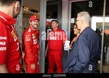 Sebastian Vettel (GER) Ferrari mit Piero Ferrari (ITA) Ferrari Vice-President. Abu Dhabi Grand Prix, Freitag, 29. November 2019. Yas Marina Circuit, Abu Dhabi, VAE. Stockfoto