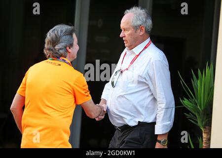 Adrian Campos (ESP) Campos Racing Boss mit Jerome Stoll (FRA) Renault Sport F1 President. Abu Dhabi Grand Prix, Freitag, 29. November 2019. Yas Marina Circuit, Abu Dhabi, VAE. Stockfoto