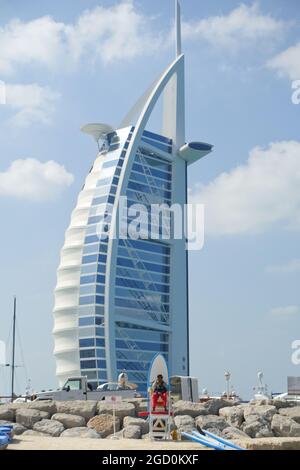 Burj Al Arab (bedeutet Turm der Araber) vom Jumeirah Beach Hotel aus gesehen in Dubai, VAE Stockfoto