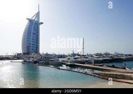 Burj Al Arab (bedeutet Turm der Araber) vom Zugang zum Jumeirah Beach Hotel Marina in Dubai, VAE aus gesehen Stockfoto