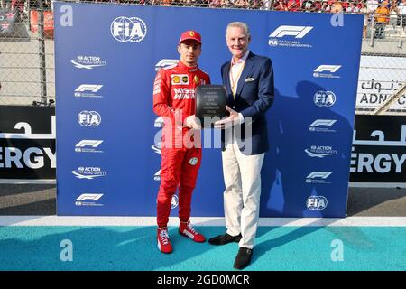 Charles Leclerc (MON) Ferrari mit Sean Bratches (USA) Formel-1-Geschäftsführer, Commercial Operations - Pirelli Pole Position Award. Abu Dhabi Grand Prix, Sonntag, 1. Dezember 2019. Yas Marina Circuit, Abu Dhabi, VAE. Stockfoto