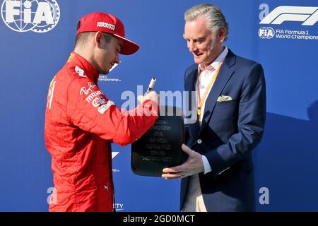 Charles Leclerc (MON) Ferrari mit Sean Bratches (USA) Formel-1-Geschäftsführer, Commercial Operations - Pirelli Pole Position Award. Abu Dhabi Grand Prix, Sonntag, 1. Dezember 2019. Yas Marina Circuit, Abu Dhabi, VAE. Stockfoto