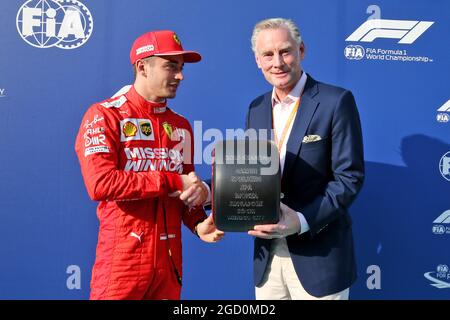 Charles Leclerc (MON) Ferrari mit Sean Bratches (USA) Formel-1-Geschäftsführer, Commercial Operations - Pirelli Pole Position Award. Abu Dhabi Grand Prix, Sonntag, 1. Dezember 2019. Yas Marina Circuit, Abu Dhabi, VAE. Stockfoto