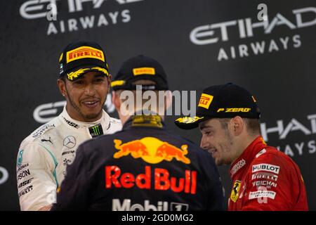 (L bis R): Lewis Hamilton (GBR) Mercedes AMG F1, Max Verstappen (NLD) Red Bull Racing und Charles Leclerc (MON) Ferrari auf dem Podium. Abu Dhabi Grand Prix, Sonntag, 1. Dezember 2019. Yas Marina Circuit, Abu Dhabi, VAE. Stockfoto