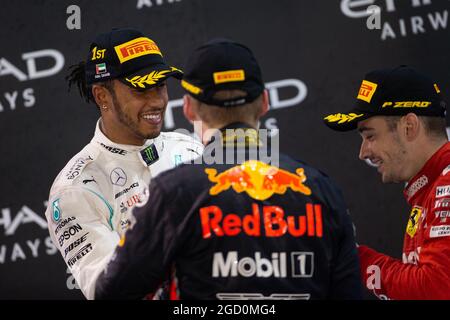 (L bis R): Lewis Hamilton (GBR) Mercedes AMG F1, Max Verstappen (NLD) Red Bull Racing und Charles Leclerc (MON) Ferrari auf dem Podium. Abu Dhabi Grand Prix, Sonntag, 1. Dezember 2019. Yas Marina Circuit, Abu Dhabi, VAE. Stockfoto