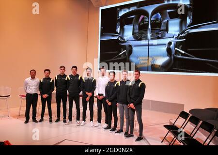 (L bis R): Mia Sharizman (Mal) Direktorin der Renault Sport Academy; Max Fewtrell (GBR) Fahrer der Renault Sport Academy; Christian Lungaard (DEN) Fahrer der Renault Sport Academy; Esteban Ocon (FRA) Renault F1 Team; Daniel Ricciardo (AUS) Renault F1 Team; Cyril Abiteboul (FRA) Renault Sport F1 Geschäftsführer; Guanyu Zhou (CHN) Fahrer der Renault Sport Academy; Oscar Piastri (AUS) Fahrer der Renault Sport Academy; Hadrien David (FRA) Fahrer der Renault Sport Academy; Alain Prost (FRA) nicht geschäftsführender Direktor des Renault F1 Teams. Renault F1 Team Saisonauftakt, Mittwoch 12. Februar 2020. L’Atelier Renault, Paris, Frankreich Stockfoto