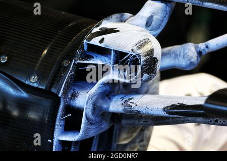 Durchflußfarbe an der Vorderradaufhängung und am Bremskanal des Mercedes AMG F1 W11. Formel-1-Tests, Tag 2, Donnerstag, 20. Februar 2020. Barcelona, Spanien. Stockfoto