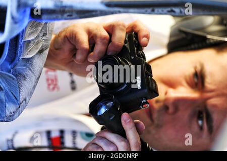 Mercedes AMG F1-Ingenieur fotografiert die Strömungsfarbe an der Vorderradaufhängung und am Bremskanal des Mercedes AMG F1 W11. Formel-1-Tests, Tag 2, Donnerstag, 20. Februar 2020. Barcelona, Spanien. Stockfoto