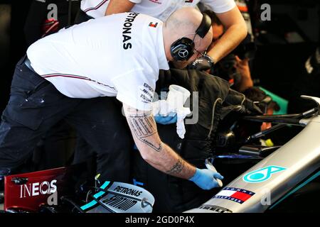 Die Vorderradaufhängung des Mercedes AMG F1 W11 wird mit einer fließenden Lackierung versehen. Formula One Testing, Tag 3, Freitag, 21. Februar 2020. Barcelona, Spanien. Stockfoto