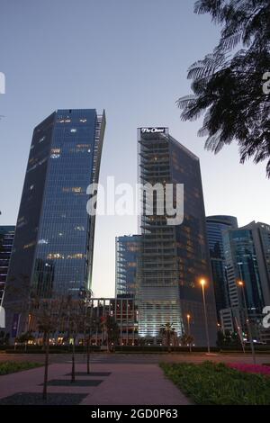 Außenansicht des Oberoi Hotels bei Nacht in Dubai, VAE Stockfoto