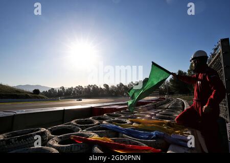 Marschall winkt eine grüne Flagge für Kimi Räikkönen (FIN) Alfa Romeo Racing C39. Formel-1-Tests, Tag 3, Freitag, 28. Februar 2020. Barcelona, Spanien. Stockfoto