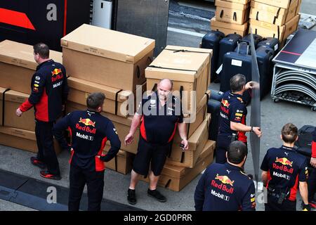 Red Bull Racing packt am Ende der Tests ein. Formel-1-Tests, Tag 3, Freitag, 28. Februar 2020. Barcelona, Spanien. Stockfoto