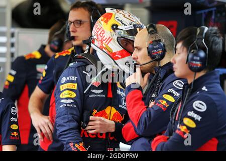 Max Verstappen (NLD) Red Bull Racing mit Gianpiero Lambiase (ITA) Red Bull Racing Engineer. Formel-1-Tests, Tag 3, Freitag, 28. Februar 2020. Barcelona, Spanien. Stockfoto