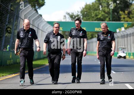 Ron Meadows (GBR) Mercedes GP Team Manager und Andrew Shovlin (GBR) Mercedes AMG F1 Engineer gehen die Strecke. Großer Preis von Australien, Mittwoch, 11. März 2020. Albert Park, Melbourne, Australien. Stockfoto