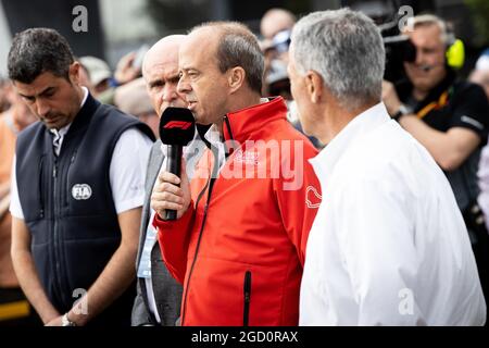 Chase Carey (USA), Vorsitzender der Formel-1-Gruppe, Andrew Wesatcott (AUS), Chief Executive Officer der Australian Grand Prix Corporation, und Michael Masi (AUS), FIA Race Director, bei einer Pressekonferenz im Freien nach der Absage des australischen Grand Prix. Großer Preis von Australien, Freitag, 13. März 2020. Albert Park, Melbourne, Australien. Stockfoto