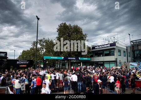 Chase Carey (USA), Vorsitzender der Formel-1-Gruppe; Andrew Wesatcott (AUS), Chief Executive Officer der Australian Grand Prix Corporation; Paul Little (AUS), Vorsitzender der Australian Grand Prix Corporation; und Michael Masi (AUS), FIA Race Director, bei einer Pressekonferenz im Freien nach der Absage des Australian Grand Prix. Großer Preis von Australien, Freitag, 13. März 2020. Albert Park, Melbourne, Australien. Stockfoto