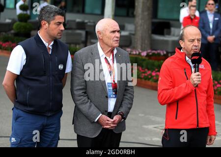 (L bis R): Michael Masi (AUS) FIA Race Director; Paul Little (AUS) Chair der Australian Grand Prix Corporation; Andrew Wesatcott (AUS) Australian Grand Prix Corporation Chief Executive Officer; auf einer Pressekonferenz im Freien nach der Absage des Australian Grand Prix. Großer Preis von Australien, Freitag, 13. März 2020. Albert Park, Melbourne, Australien. Stockfoto
