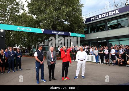 (L bis R): Michael Masi (AUS) FIA Race Director; Paul Little (AUS) Chair der Australian Grand Prix Corporation; Andrew Wesatcott (AUS), Chief Executive Officer der Australian Grand Prix Corporation; und Chase Carey (USA), Vorsitzender der Formel-1-Gruppe, auf einer Pressekonferenz im Freien nach der Absage des Australian Grand Prix. Großer Preis von Australien, Freitag, 13. März 2020. Albert Park, Melbourne, Australien. Stockfoto