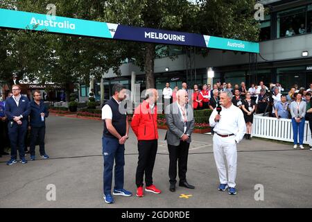 (L bis R): Michael Masi (AUS) FIA Race Director; Andrew Wesatcott (AUS), Chief Executive Officer der Australian Grand Prix Corporation; Paul Little (AUS), Vorsitzender der Australian Grand Prix Corporation; und Chase Carey (USA), Vorsitzender der Formel-1-Gruppe, auf einer Pressekonferenz im Freien nach der Absage des Australian Grand Prix. Großer Preis von Australien, Freitag, 13. März 2020. Albert Park, Melbourne, Australien. Stockfoto