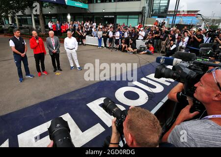 (L bis R): Michael Masi (AUS) FIA Race Director; Andrew Wesatcott (AUS), Chief Executive Officer der Australian Grand Prix Corporation; Paul Little (AUS), Vorsitzender der Australian Grand Prix Corporation; und Chase Carey (USA), Vorsitzender der Formel-1-Gruppe, auf einer Pressekonferenz im Freien nach der Absage des Australian Grand Prix. Großer Preis von Australien, Freitag, 13. März 2020. Albert Park, Melbourne, Australien. Stockfoto