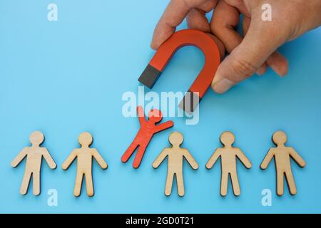 Anwerbung und Rekrutierung von Talenten. Rote Figur und Magnet. Stockfoto
