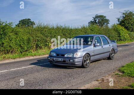 1991 90s grauer Ford SAPHIR COSWORTH 4x4 5-Gang Schaltgetriebe 4dr auf dem Weg zur Capesthorne Hall classic July Car Show, Ceshire, Großbritannien Stockfoto