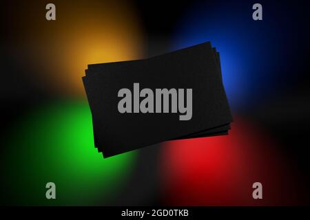 Bunte und leuchtende Neonlichter auf dunklem Hintergrund mit schwarzer Visitenkartenvorlage .3d Illustration. Stockfoto