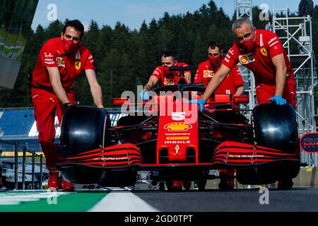 Der Ferrari SF1000 wurde von Mechanikern in die Boxengasse gedrückt. Steiermark Grand Prix, Donnerstag, 9. Juli 2020. Spielberg, Österreich. FIA Pool-Bild nur zur redaktionellen Verwendung Stockfoto