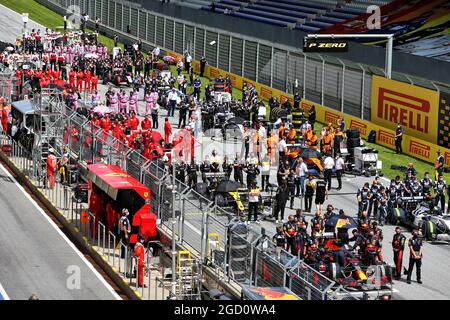 Das Startfeld vor dem Start des Rennens. Steiermark Grand Prix, Sonntag 12. Juli 2020. Spielberg, Österreich. Stockfoto