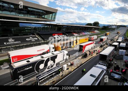 LKW in der Box und auf der Start-/Zielgeraden - nach dem Rennen packen. Steiermark Grand Prix, Sonntag 12. Juli 2020. Spielberg, Österreich. Stockfoto