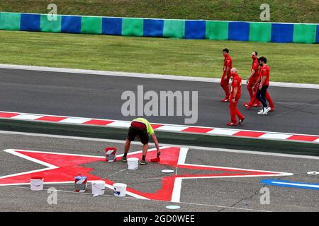 Charles Leclerc (MON) Ferrari geht mit dem Team auf der Rennstrecke. Großer Preis von Ungarn, Donnerstag, 16. Juli 2020. Budapest, Ungarn. Stockfoto