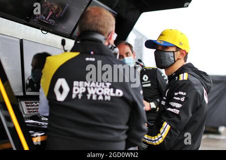 Esteban Ocon (FRA) Renault F1 Team auf der Boxenbrücke. Großer Preis von Ungarn, Freitag, 17. Juli 2020. Budapest, Ungarn. Stockfoto