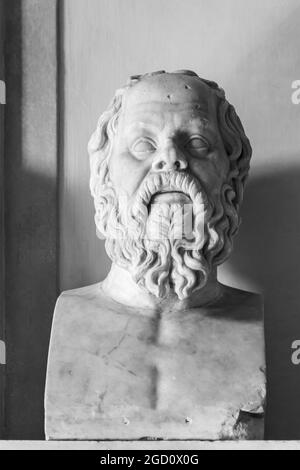Schwarz-Weiß-Foto einer alten römischen Büste, die das ältere Gesicht eines alten griechischen Philosophen porträtiert Stockfoto