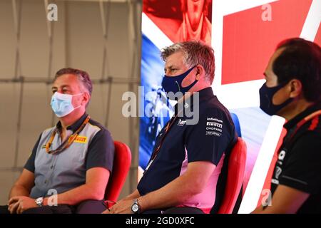 Die FIA-Pressekonferenz (L bis R): Mario Isola (ITA) Pirelli Racing Manager; Otmar Szafnauer (USA) Racing Point F1 Team Principal and CEO; Toyoharu Tanabe (JPN) Honda Racing F1 Technical Director. Großer Preis von Großbritannien, Freitag, 31. Juli 2020. Silverstone, England. FIA Pool-Bild nur zur redaktionellen Verwendung Stockfoto