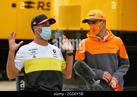 Daniel Ricciardo (AUS) Renault F1 Team mit Lando Norris (GBR) McLaren. 70. Jahrestag Grand Prix, Donnerstag, 6. August 2020. Silverstone, England. Stockfoto