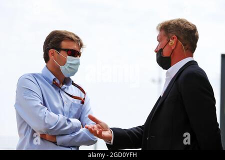 (L bis R): Stuart Pringle (GBR) Silverstone Circuit Managing Director mit David Coulthard (GBR) Red Bull Racing und Scuderia Toro Advisor / Channel 4 F1 Kommentator. 70. Jahrestag Grand Prix, Samstag, 8. August 2020. Silverstone, England. Stockfoto