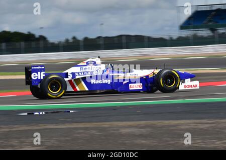 Damon Hill im Williams FW18, dass er die F1-Weltmeisterschaft 1996 gewonnen hat, Silverstone Classic, Rocking and Racing, Juli - August 2021, Silverstone, Stockfoto