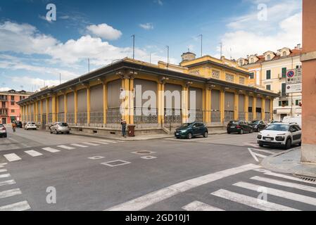 CUNEO, PIEMONT, ITALIEN - 2. AUGUST 2021: Markthalle der piazza Seminario, Blick von der Via Carlo Pascal Stockfoto